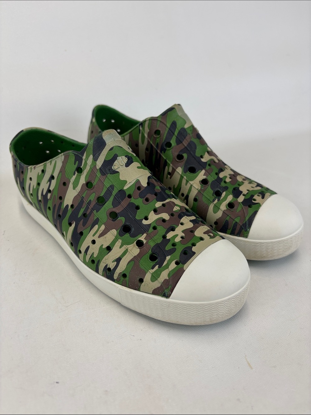 NATIVE Jefferson Rio Green/Shell White/Stone Camo SlipOn Shoes Size J3